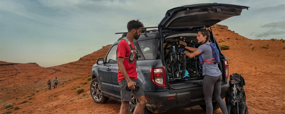 People unloading their mountain bikes from their Ford Bronco Sport | Best Ford Vehicle for lightweight adventures